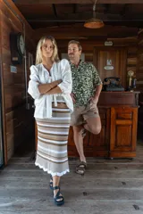 Sandalias negras de cuero con plataforma y taco cuadrado. Tiras cruzadas sobre el empeine y hebilla metálica lateral.