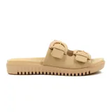 Sandalias Comfortflex color beige con dos tiras anchas de cuero sintético con hebillas ajustables y suela baja con diseño acanalado.