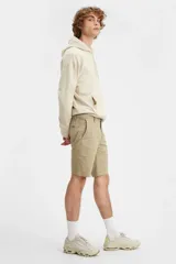 Bermuda color beige de corte chino, con bolsillos laterales y traseros.