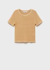Remera de punto color beige, de manga corta y cuello redondo.