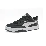 Zapatillas Puma Lifestyle negras con detalles en blanco, cordones negros y suela blanca.