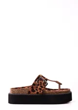 Sandalias con estampado animal print, con tira entre los dedos y plataforma flatform con base negra.
