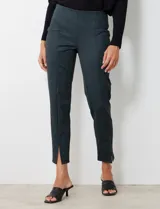 Pantalón de vestir ajustado, color verde oscuro con estampado cuadrillé sutil, tiro medio/alto y abertura en el ruedo.