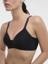 Soutien con aro, color lila, con breteles regulables y espalda con gancho.