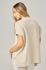 Remerón color chocolate con lurex, escote en V y mangas cortas.