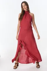 Vestido largo azul de lino, con cuello halter y volados en el ruedo.