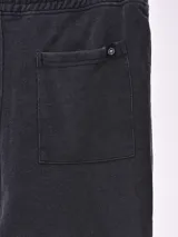 Pantalón de jogging negro con cintura elástica y cordón ajustable.