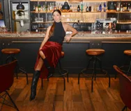 Falda larga color borgoña de seda con caída fluida.