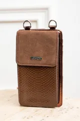 Porta celular de cuero vegano combinando texturas, color marrón con cierre frontal.