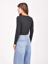 Remera de manga larga confeccionada en tejido de punto acanalado, con cuello redondo y calce ajustado al cuerpo.