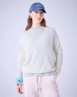 Sweater negro de cashmere cepillada con cuello en V, corte oversize, mangas largas y terminaciones acanaladas.