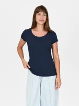 Remera de manga corta color crema, con cuello redondo.