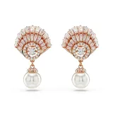 Par de aros colgantes con forma de caracola, bañados en oro rosa y adornados con cristales blancos y una perla colgante.