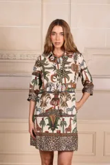 Vestido camisero corto de algodón con estampado de animales de la selva, cuello camisero, mangas 3/4 y cierre frontal con botones.