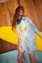 Camisa corta de género calado texturizado, con cuello solapa, abotonada y de corte clásico holgado.