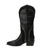 Bota bucanera de cuero negro con detalles de tachas metálicas.