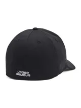 Gorro Under Armour color verde militar con logo bordado en negro.