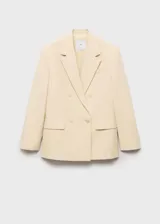 Blazer color crema con cuello de solapa, doble botonadura frontal, corte recto y mangas largas con puños abotonados. Prenda de la colección de evento.