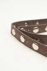 Bandolera marrón de gamuza con correa larga regulable con detalles de tachas.