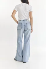 Pantalón de jean negro de corte wide leg y tiro alto.