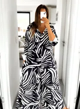 Vestido camisero largo de manga 3/4 con estampado de cebra en blanco y negro.