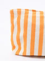 Necessaire rectangular de tela con estampado de rayas verticales color naranja y blanco.