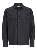 Camisa de algodón orgánico de manga larga color negro, con cuello clásico, dos bolsillos frontales con solapa y cierre con botones.