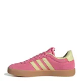 Championes Adidas VL Court 3.0 de gamuza color rosa con detalles en amarillo y suela color caramelo.