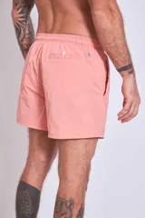 Short de baño color marrón con cordón ajustable en la cintura y logo estampado en blanco en la pierna izquierda.