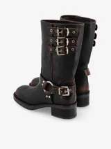 Botas de cuero negras con hebillas decorativas y tacón bajo.
