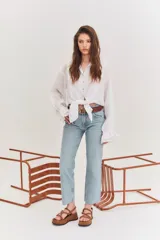 Sandalias negras con plataforma y tiras cruzadas.