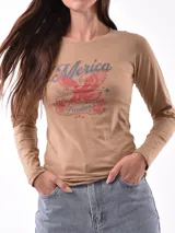 Remera color tostado de manga larga con cuello redondo y estampado de un águila y la palabra 'Merica.