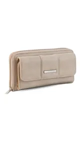 Billetera larga color beige, con solapa y broche a presión. Tiene un compartimento frontal con tarjeteros, visor y bolsillos, y un compartimento posterior con monedero con cierre, tarjeteros y bolsillos. Incluye un bolsillo trasero con cierre.