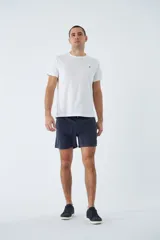 Short de baño celeste con cintura elástica, cordón ajustable, dos bolsillos laterales, un bolsillo trasero, suspensor interno y logo bordado.