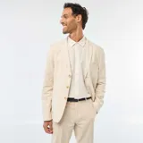 Blazer color beige de lino, corte slim, con solapa de muesca, cierre de dos botones, bolsillo en el pecho y bolsillos delanteros con solapa.