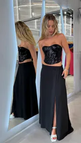 Pollera larga negra con tajo lateral y cintura elastizada.