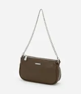 Bolso baguette marrón de cuero sintético con correa de cadena plateada desmontable y cierre de cremallera.