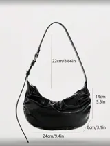 Bolso de hombro negro de cuero sintético con frunces y cierre superior con cremallera.