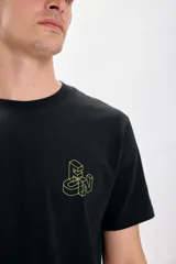 Camiseta de manga corta negra con estampa en la espalda con la letra F geométrica y la frase 'Isometric (F) as in Fun'.