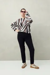 Jean chupín de tiro alto color azul oscuro, con bolsillos delanteros y traseros, confeccionado en denim con textura suave y leve elasticidad que se adapta al cuerpo.