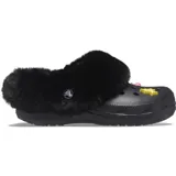 Zuecos Crocs Classic Mammoth negros con interior de piel sintética negra y apliques decorativos en la parte superior.