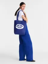 Bolso tipo tote bag color azul con estampado del logo de Longchamp en blanco.