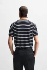 Camiseta azul marino de punto con mezcla de viscosa, corte regular fit, cuello redondo, manga corta y terminaciones en rib.