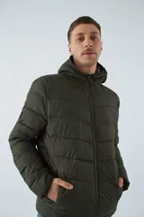 Campera de nylon negra con cierre frontal y bolsillos laterales con cierre.