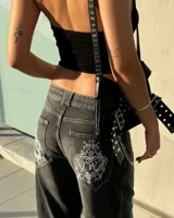 Top bandeau negro con sección inferior de tul transparente.