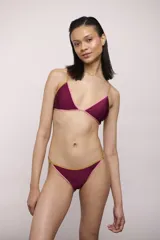 Bombacha de bikini color borgoña con ribete rosa y tiras finas doradas.