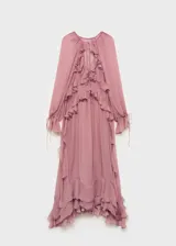Vestido largo color rosa viejo, de tela traslúcida con volados y mangas largas abullonadas.