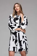 Vestido camisero blanco con estampado de letras negras, de corte recto y manga 3/4.