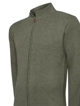 Sweater verde oliva de lana con cierre frontal completo, cuello alto y textura acanalada.