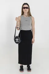 Falda midi negra de tejido de punto acanalado, corte ajustado y abertura lateral.